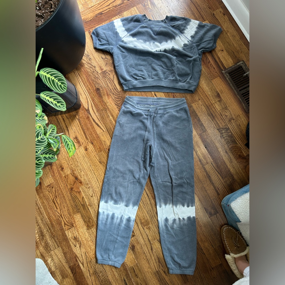 American Eagle short sleeve Crewneck sweatshirt + jogger set